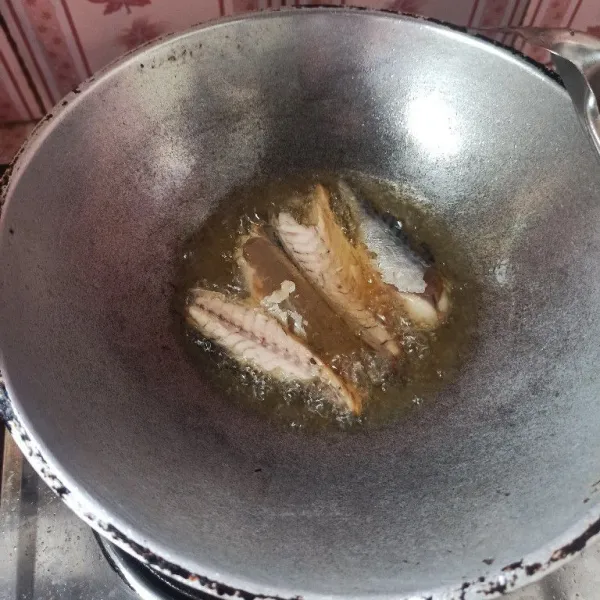 Cuci dan potong-potong ikan pindang salem, kemudian goreng hingga matang. Setelah matang, angkat dan tiriskan.