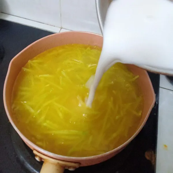 Setelah labu siam sudah setengah matang masukan santan kental