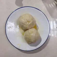 Tuang susu cair secukupnya, aduk rata uleni sampai kalis. Bagi adonan jadi 2 lalu bulatkan, beri 4 sdm minyak sayur bolak-balik sampai terbalut minyak. Diamkan selama 1 jam, tutup dengan plastik