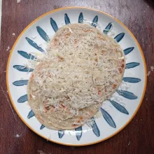 Tata pada piring, sajikan dengan keju parut dan susu kental manis, sajikan