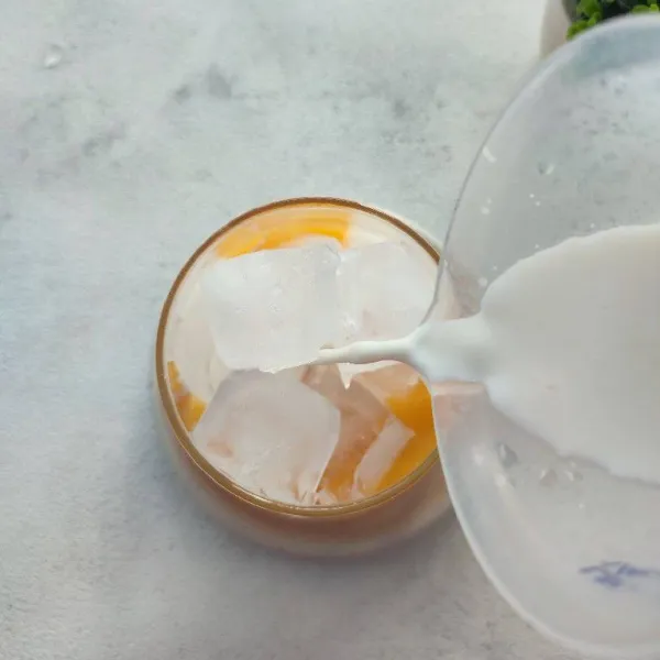 Tambahkan es batu secukupnya dan tuang susu fullcream.