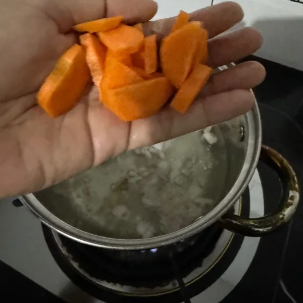 Masukkan potongan wortel