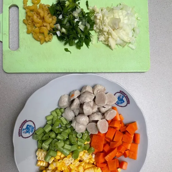 Siapkan bahan, potong dadu sayuran.