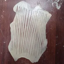 Setelah 1 jam, ambil 1 bagian adonan, gilas sampai tipis, lalu olesi dengan lelehan margarin, iris-iris jangan putus