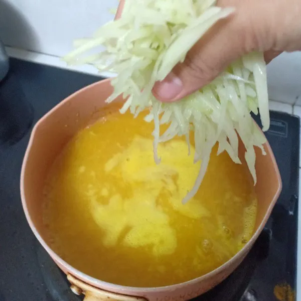 Setelah air mendidih masukan labu siam yang sudah di kupas cuci dan di iris tipis tipis