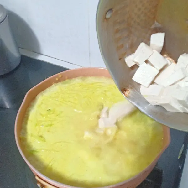 Kemudian masukan tahu yang sudah di iris dadu