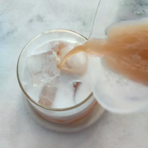 Tambahkan air teh diatasnya.