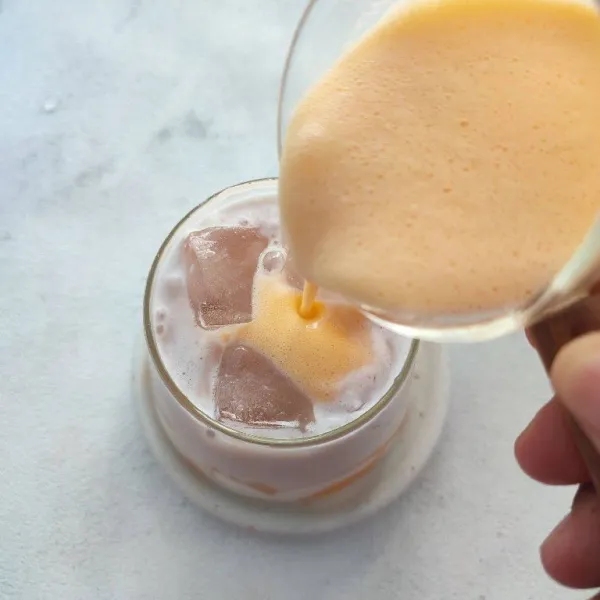 Tambahkan campuran whipcream, sajikan. Aduk terlebih dahulu sebelum dinikmati.