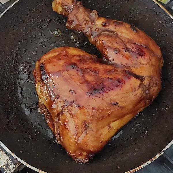 Olesi ayam dengan bumbu oles, lalu bakar di kedua sisi dengan api kecil