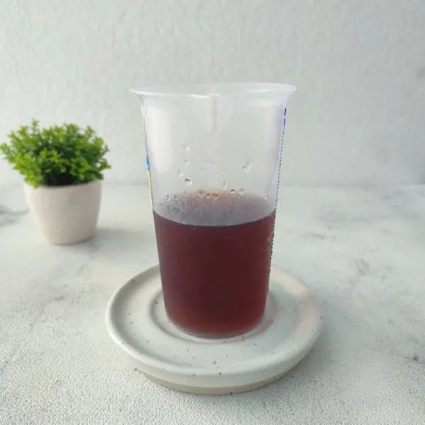 Seduh daun teh dan gula dengan air panas sampai berubah warna, kemudian saring.