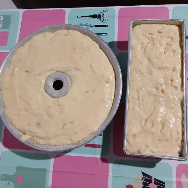 Masukkan dalam loyang yang sudah dioles margarin dan ditabur tepung.