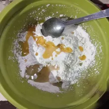 Masukkan tepung terigu, garam, minyak goreng, dan margarin leleh ke dalam wadah