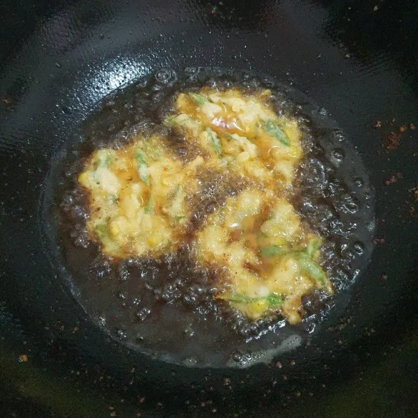 Goreng bakwan sampai matang.