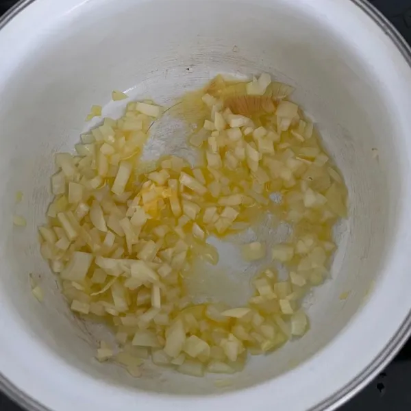 Tumis bawang putih dan bawang bombai dengan margarin sampai harum.