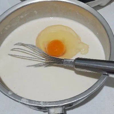 Masukkan telur, aduk hingga rata