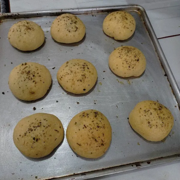 Panggang dengan suhu 170°C selama 20 menit sampai matang. Roti siap disantap