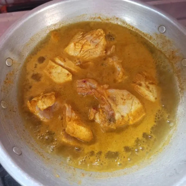 Rebus ayam dengan bumbu marinasi instan dan air secukupnya hingga matang, setelah itu angkat dan tiriskan.