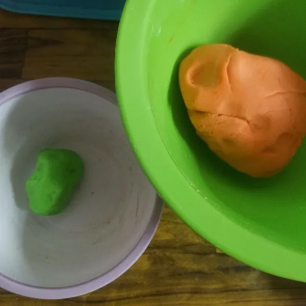 Bagi adonan menjadi 2 bagian, beri pewarna orange dan hijau.