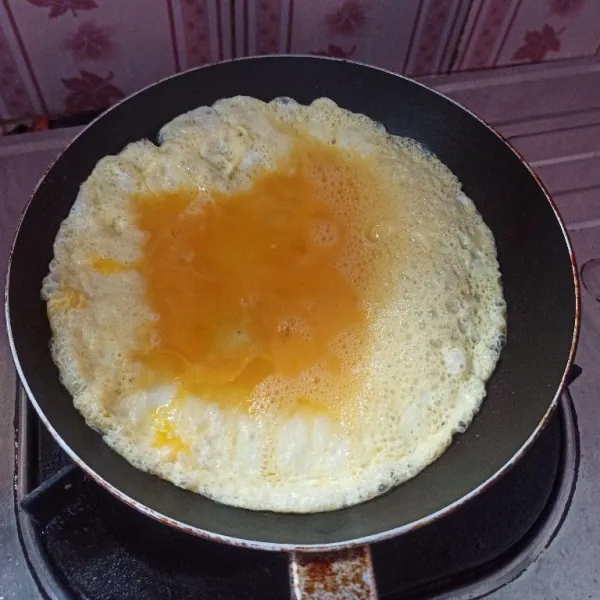Kocok lepas telur dan garam, kemudian goreng hingga matang. Setelah matang, angkat dan tiriskan, kemudian potong-potong.