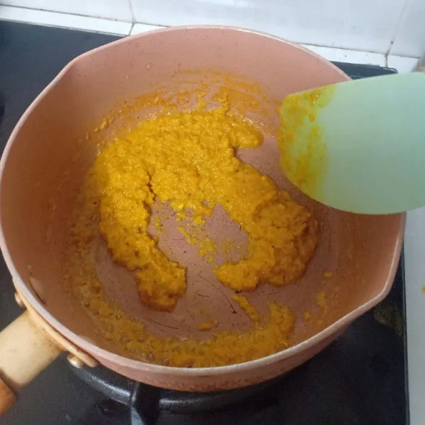 Tumis bumbu yang sudah di haluskan sampai tidak bau langu