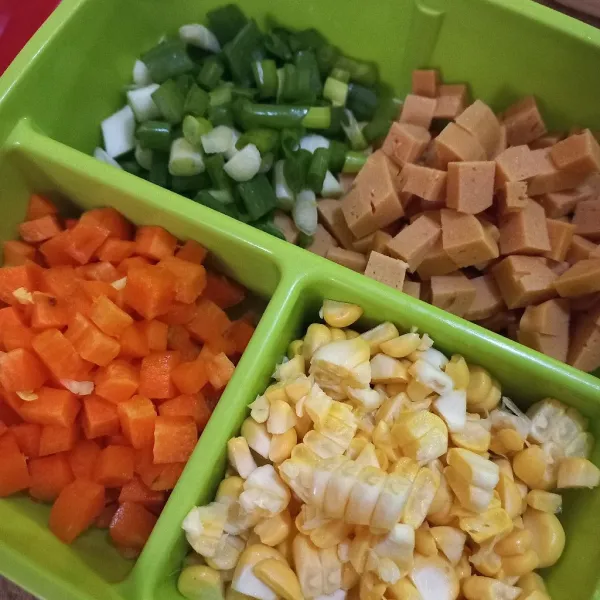 Potong dadu kecil wortel dan sosis, siapkan jagung pipil dan iris bawang daun, sisihkan.