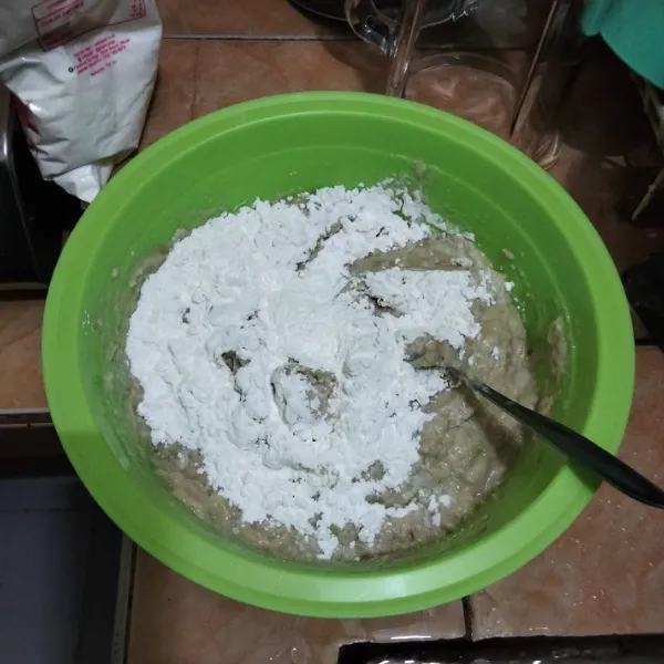 Lalu pindahkan ke dalam wadah, beri tepung terigu.