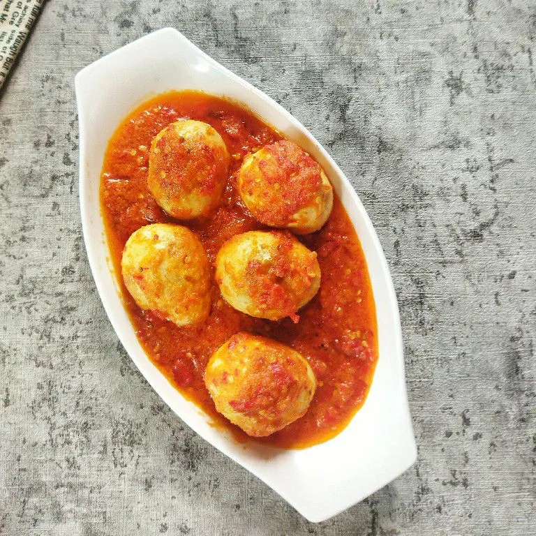 Porsi telur goreng balado yang disajikan di atas piring