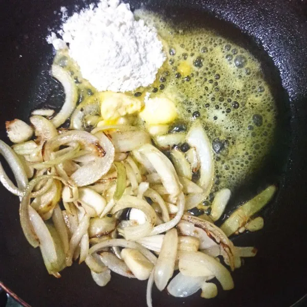 Tumis bawang putih dan bawang bombay, kemudian tambahkan jamur dan tepung terigu