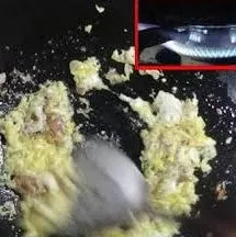 Setelah telur tadi terlihat matang, lalu masukkan nasi yang sudah disiapkan, dan masukan bumbu racik nasi gorengnya.