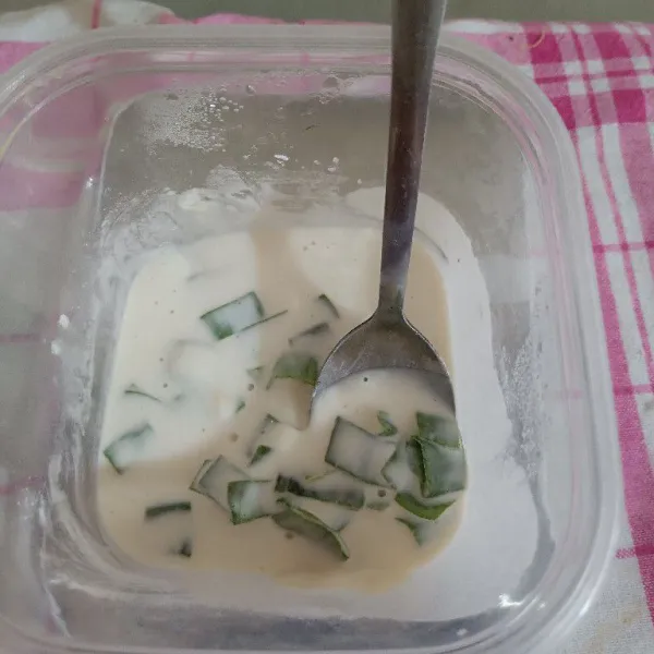 Aduk tepung tapioka,air, garam, bawang putih dan daun bawang. Sisihkan