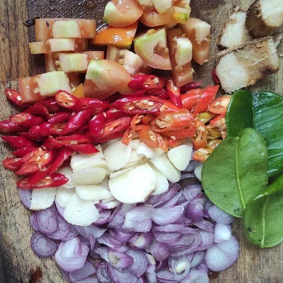 Iris bawang merah, bawang putih, cabai keriting, cabai rawit, tomat dan lengkuas.