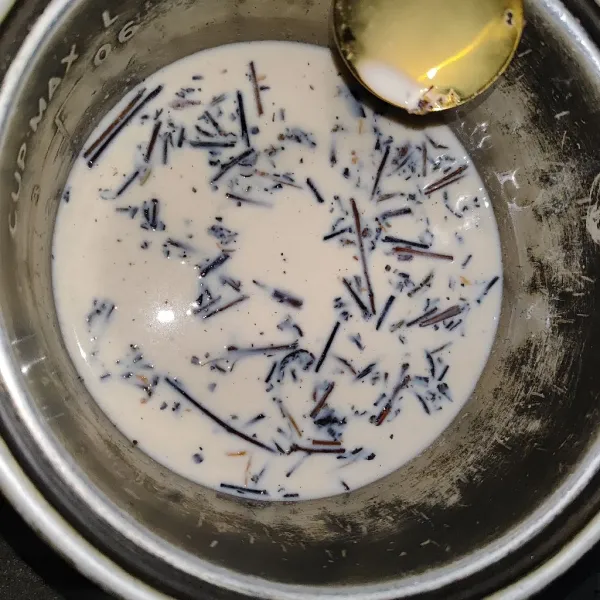 Lalu masukkan susu evaporasi dan susu kental manis