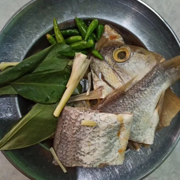 Cuci bersih ikan peda, cabe rawit dan daun salam.