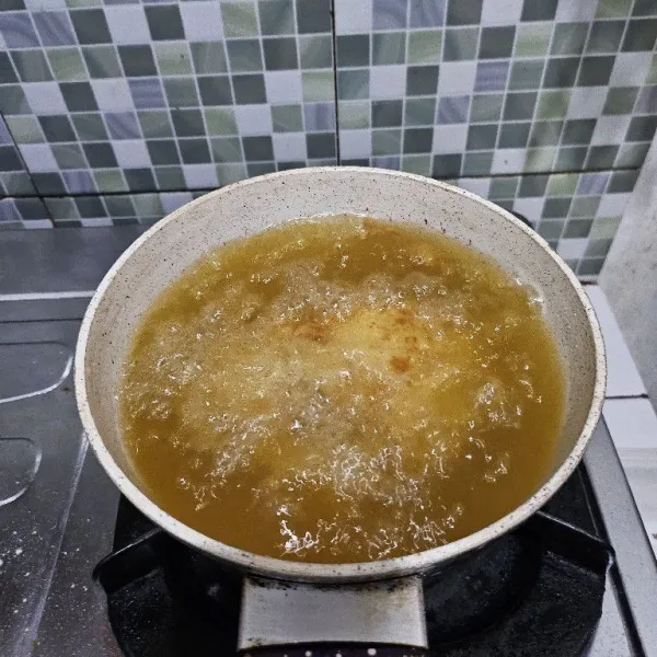 Segera goreng ayam dalam minyak yang sudah benar-benar panas dengan metode deep fry. Jika ayam sudah masuk masak sebentar selama 1 menit dengan api besar, lalu kecilkan sedikit apinya.