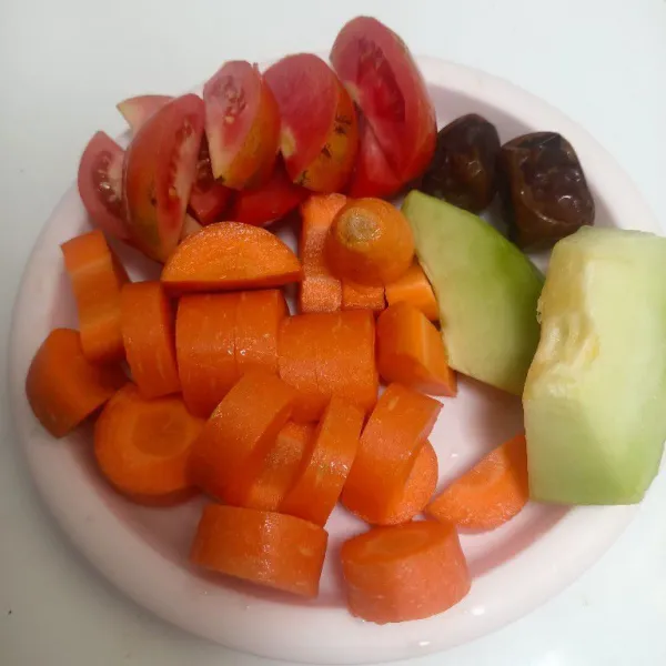 Siapkan wortel, tomat, melon, kurma