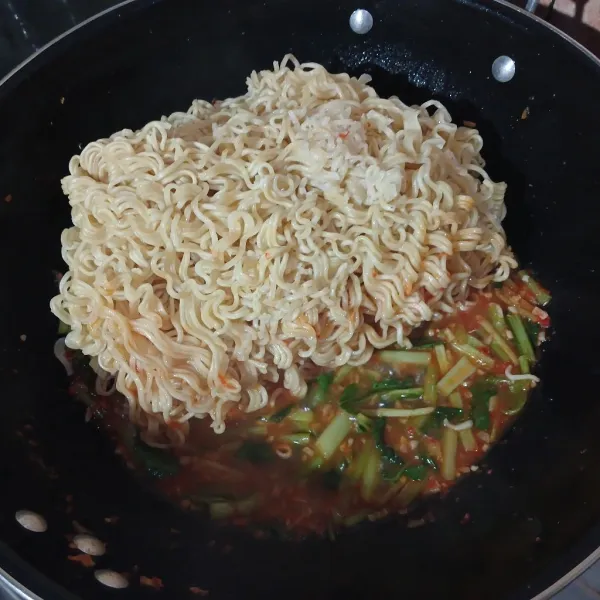 Masukkan mie, aduk rata.