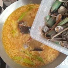 Kemudian masukkan kepiting dan kerang. Masak hingga kerang lunak.