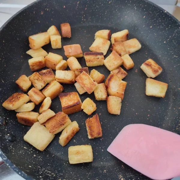 Kemudian masukkan potongan roti tawar panggang, aduk rata sampai gula caramel tercampur semua. Biarkan dingin dan sajikan.