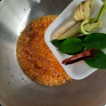 Selanjutnya bumbu yang sudah dihaluskan tumis beserta bumbu pelengkap hingga tanak.