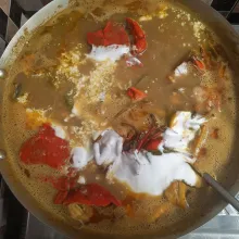 Terakhir masukkan santan instan, masak hingga tanak dan koreksi rasa. Jika ingin dibuat kering atau nyemek, masak hingga air habis.