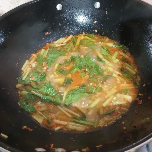 Beri air. Garam, kaldu jamur. Masak hingga sawi matang.