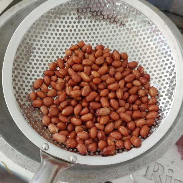 Goreng kacang sampai matang