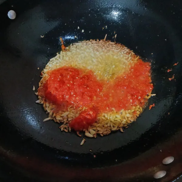 Masukkan bumbu halus aduk rata hingga tanak.