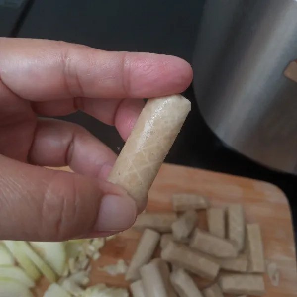Potong sosis menjadi 3 bagian lalu kerat-kerat seperti ini.