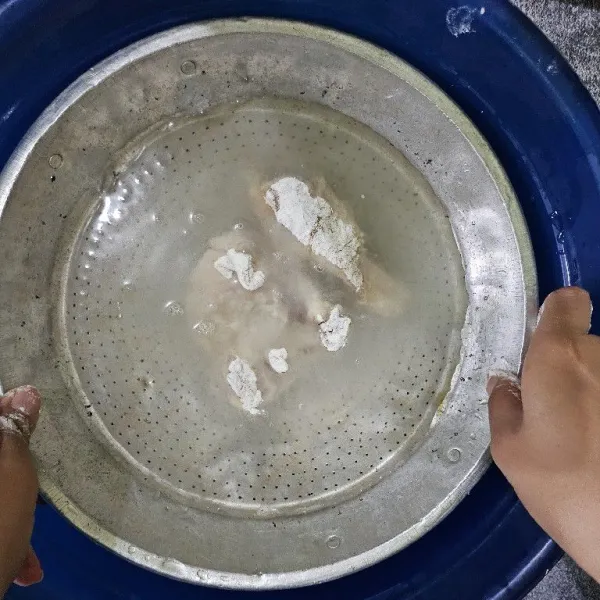 Celupkan ayam ke dalam air selama 5 detik, lalu tiriskan.