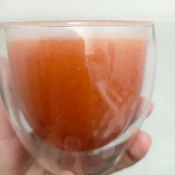 Tuang dalam gelas, tambahkan madu