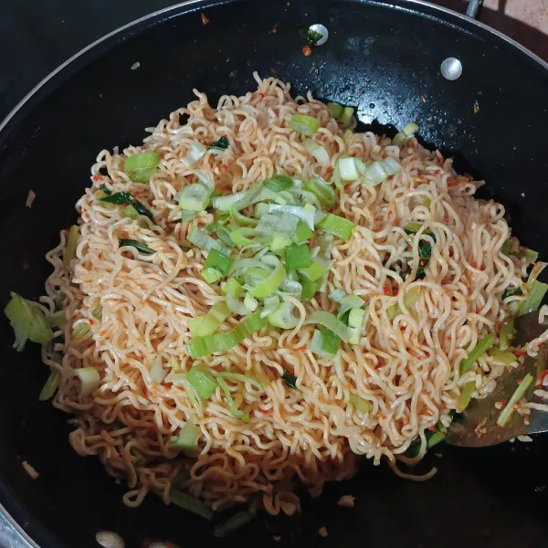 Masak hingga air meresap. Koreksi rasa. Masukkan daun bawang. Aduk rata hingga layu. Siap dihidangkan.