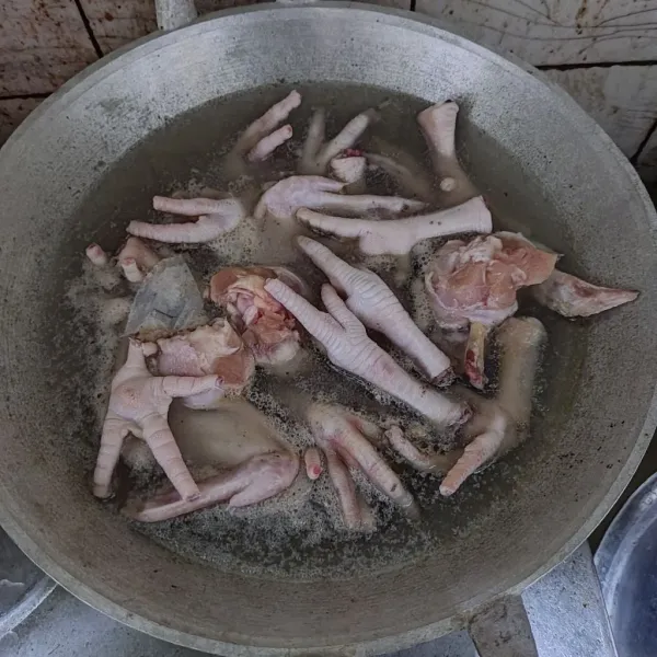 Ceker ayam setelah dicuci bersih rebus dengan 300 ml air hingga mendidih. Tiriskan ceker dan buang air rebusan.