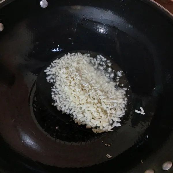 Tumis bawang putih hingga wangi.
