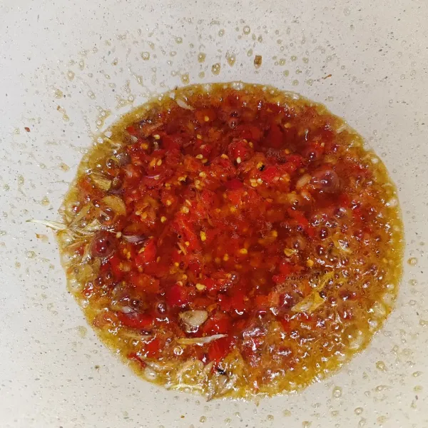 Terakhir, tumis bawang merah yang sudah dicincang-cincang atau dirajang lalu masukkan cabe yang sudah diblender dengan tomat kemudian masak sampai wangi langu hilang beri garam, tes rasa